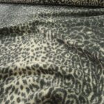 Buklé šedo-smetanové s delším vlasem a jaguářím vzorem