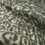 Buklé šedo-smetanové s delším vlasem a jaguářím vzorem