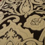 Žakárová kabátovka hnědá s velkými květy v barvě slonové kosti