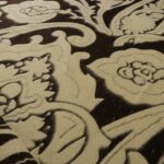 Žakárová kabátovka hnědá s velkými květy v barvě slonové kosti