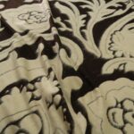 Žakárová kabátovka hnědá s velkými květy v barvě slonové kosti