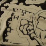 Žakárová kabátovka hnědá s velkými květy v barvě slonové kosti