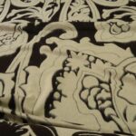 Žakárová kabátovka hnědá s velkými květy v barvě slonové kosti