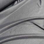 Úplet s jemnými bílo-modrými proužky hedvábný