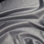 Úplet s jemnými bílo-modrými proužky hedvábný