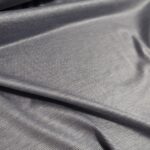 Úplet s jemnými bílo-modrými proužky hedvábný