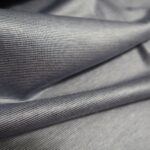 Úplet s jemnými bílo-modrými proužky hedvábný