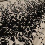 Úplet piké bílý s černými větvičkami