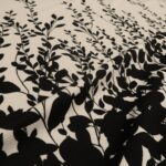 Úplet piké bílý s černými větvičkami