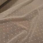 Tyl bílý pružný s puntíky