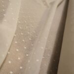 Tyl bílý pružný s puntíky