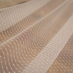 Tyl bílý pružný s puntíky