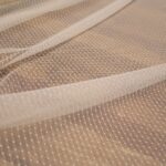 Tyl bílý pružný s puntíky