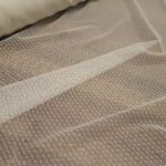 Tyl bílý pružný s puntíky