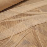 Tyl nažloutlý pružný s puntíky