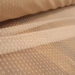 Tyl nažloutlý pružný s puntíky