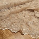 Krajka béžová se vzorem lístků