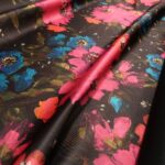 Satén černý s velkými ciklámovými květy double