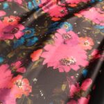 Satén černý s velkými ciklámovými květy double