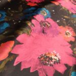 Satén černý s velkými ciklámovými květy double