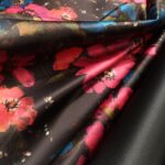 Satén černý s velkými ciklámovými květy double