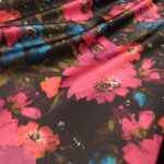 Satén černý s velkými ciklámovými květy double