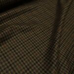 Kostýmovka hnědá se zeleno-fialovým pepitem