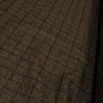 Kostýmovka hnědá s barevným rastrem