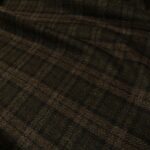 Kostýmovka s černo-zeleno-hnědou kostkou