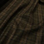 Kostýmovka s černo-zeleno-hnědou kostkou