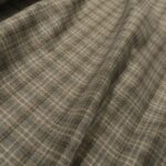 Kostýmovka šedo-béžová s bílým a modrým rastrem ze lne a hedvábí