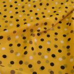 Šifon žlutý s černými a bílými puntíky