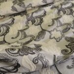 Žakár v barvě slonové kosti s černými květy