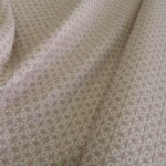 Žakár béžovo-bílý