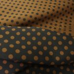 Žakár hnědý s černými puntíky double