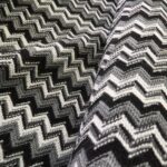 Pletenina černo-bílo-šedá