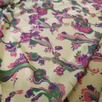 Šifon vanilkový s fialovo-zeleným květinovým vzorem