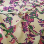 Šifon vanilkový s fialovo-zeleným květinovým vzorem