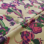 Šifon vanilkový s fialovo-zeleným květinovým vzorem