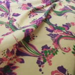 Šifon vanilkový s fialovo-zeleným květinovým vzorem