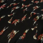 Šifon plisé černým s květinovým vzorem