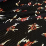 Šifon plisé černým s květinovým vzorem