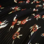 Šifon plisé černým s květinovým vzorem