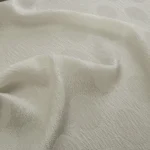 Krepsatén bílý žakárový s puntíky