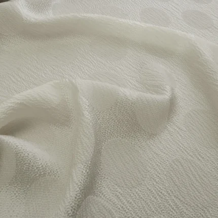 Krepsatén bílý žakárový s puntíky