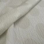 Krepsatén bílý žakárový s puntíky