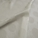 Krepsatén bílý žakárový s puntíky