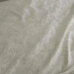 Šantung bílý s žakárovým vzorem á la damašek