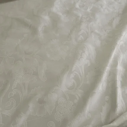 Šantung bílý s žakárovým vzorem á la damašek