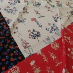 Krepdešín smetanovo-červeno-černý s drobnými květy